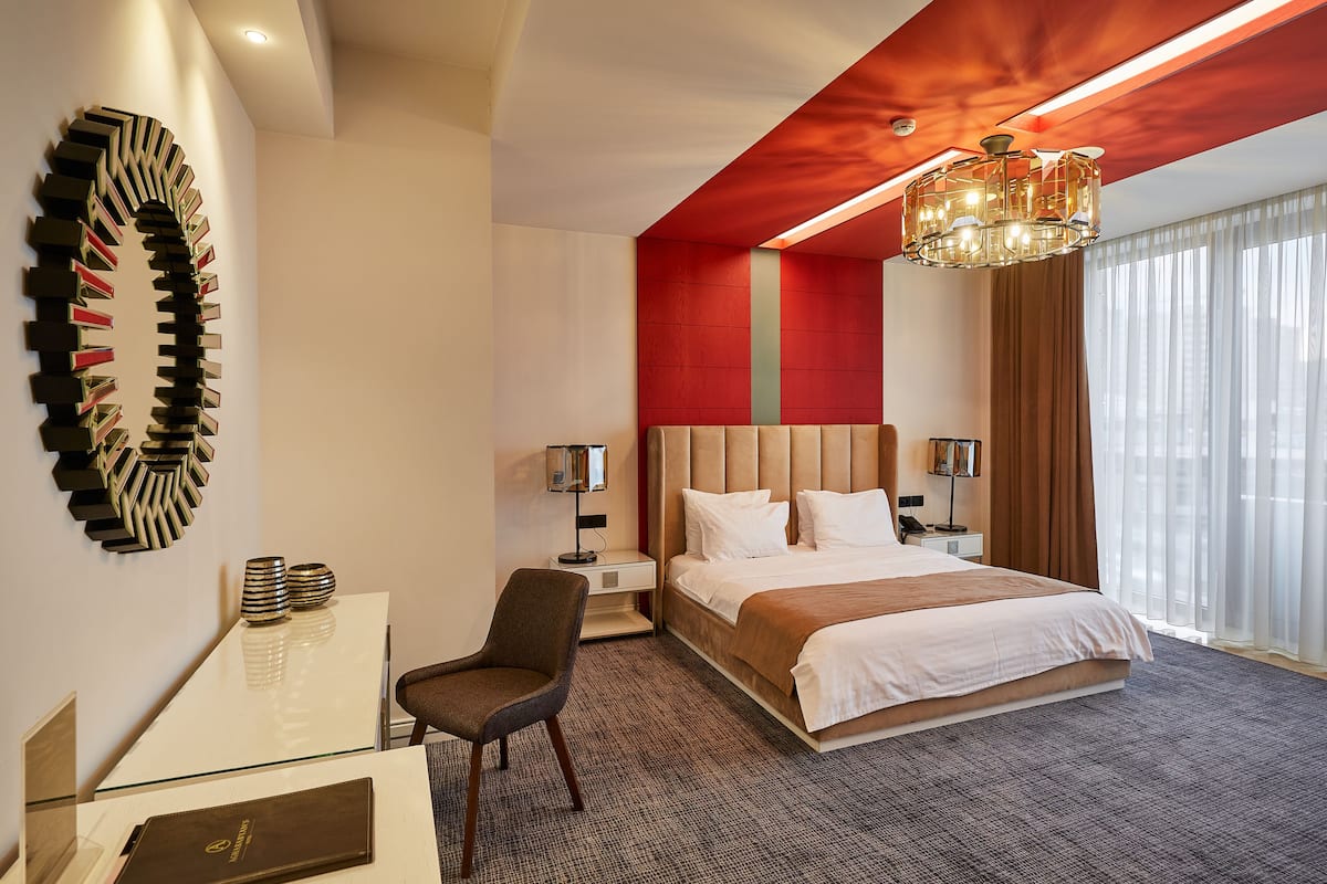 Luxury Double Room, 1 King Bed, Mountain View | Premium bedding, minibar, in-room safe, desk