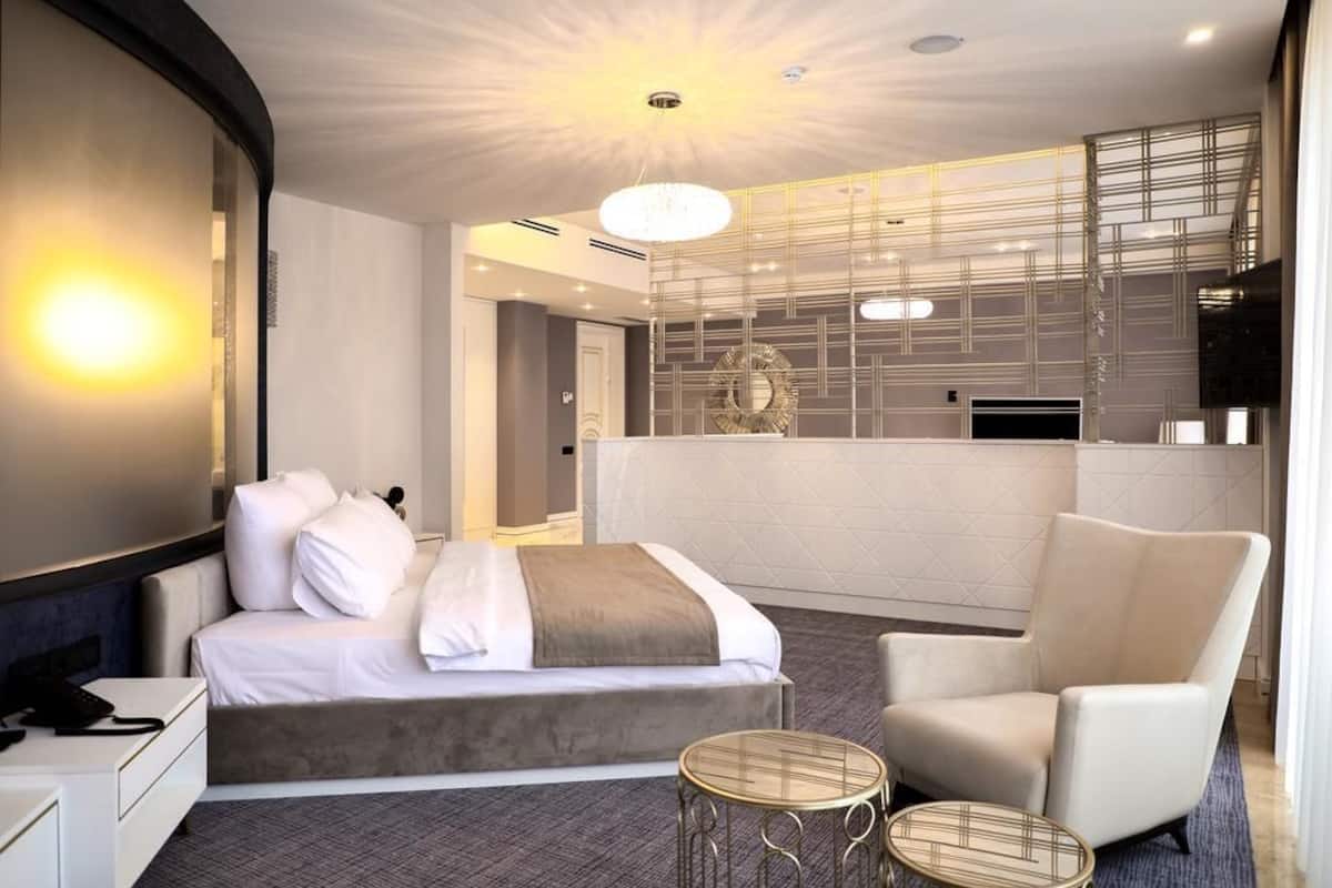 luxury double room, 1 king bed, mountain view | 1 bedroom, premium bedding, minibar, in-room safe