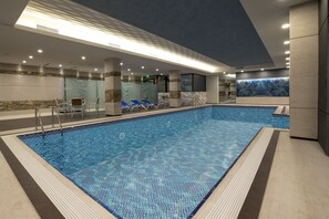 من حمّامات السباحة المغطاة