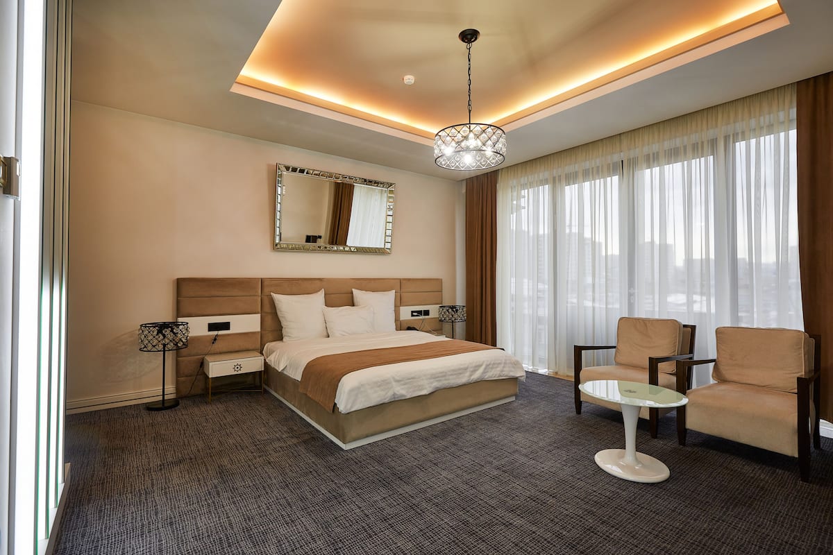 Standaard tweepersoonskamer, 1 kingsize bed, niet-roken, uitzicht op stad | Luxe beddengoed, een minibar, een kluis op de kamer