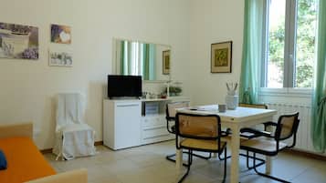 Apartment, 1 Schlafzimmer | Wohnbereich | Flachbildfernseher