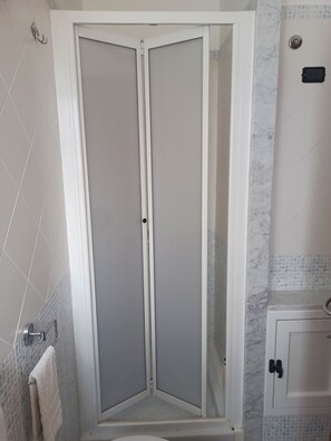 Standard Triple Room | Bathroom | Shower, free toiletries, bidet, towels - Costapicca B&B (Alcamo)