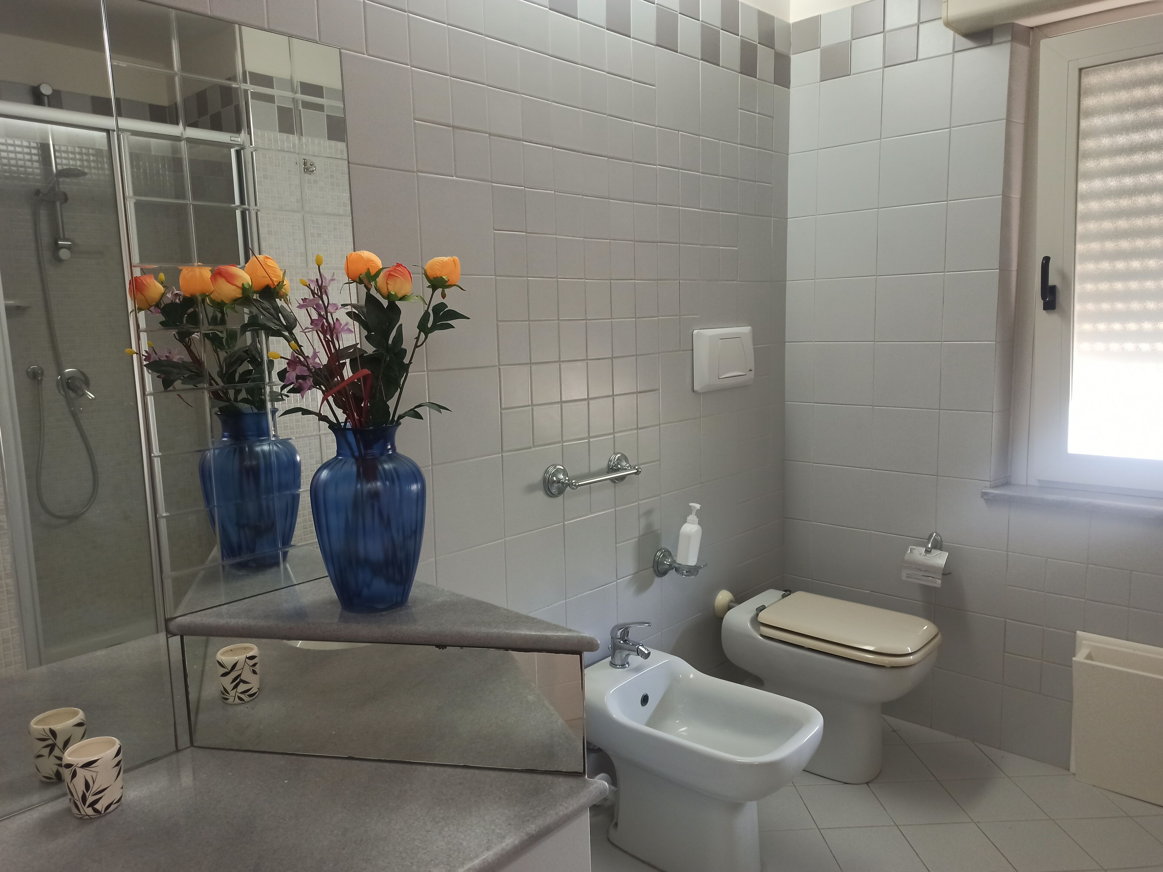 Deluxe-Vierbettzimmer, Verbindungszimmer | Badezimmer | Dusche, kostenlose Toilettenartikel, Bidet, Handtücher