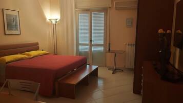 Schreibtisch, Bügeleisen/Bügelbrett, kostenloses WLAN, Bettwäsche