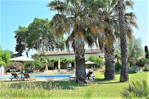 Seasonal outdoor pool, open 8:00 AM to 7:00 PM, pool umbrellas - Ô Chai d'Œuvres - Luxury B&B (Campagnan)