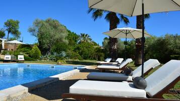 حمّام سباحة خارجي موسمي، مظلات على حمّام السباحة، مقاعد للتشمس