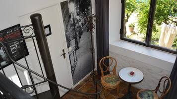 ميني بار وخزنة داخل الغرفة وبديكورات فريدة لكل غرفة وطراز فريد لكل وحدة