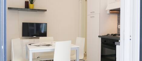 Apartment, 1 Bedroom, Non Smoking | In-room dining