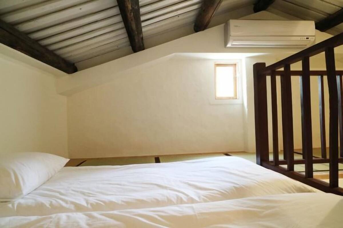 Camas extra, wifi gratis, decoración personalizada y muebles diferentes 