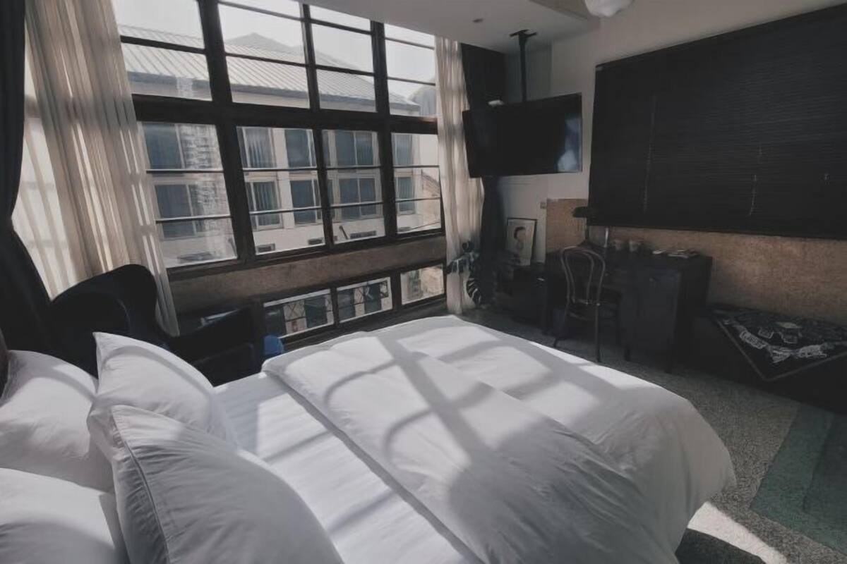 Camas extra, wifi gratis, decoración personalizada y muebles diferentes 