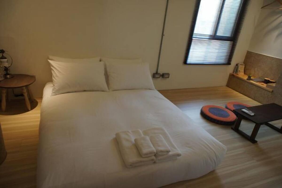 Camas extra, wifi gratis, decoración personalizada y muebles diferentes 
