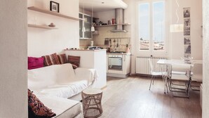 Eine moderne Wohnung mit Wohnbereich, Küche und Essbereich.