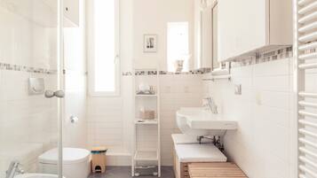 Leilighet, 2 soverom | Bad | Dusj, regndusjhode, bidé og håndklær