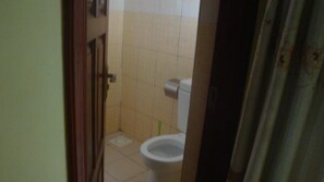 Douche, articles de toilette gratuits, serviettes fournies