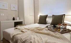 Een kluis op de kamer, een bureau, geluiddichte muren, gratis wifi