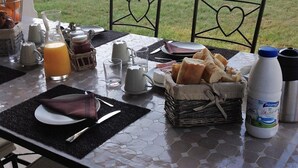 Free daily continental breakfast - Le Mas Sans Soucis (Fayence)