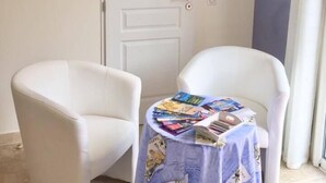 Double Room (Lavande) | Egyptian cotton sheets, premium bedding, Select Comfort beds, minibar - Le Mas Sans Soucis (Fayence)