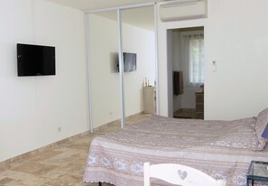 Double Room (Lavande) | Egyptian cotton sheets, premium bedding, Select Comfort beds, minibar - Le Mas Sans Soucis (Fayence)