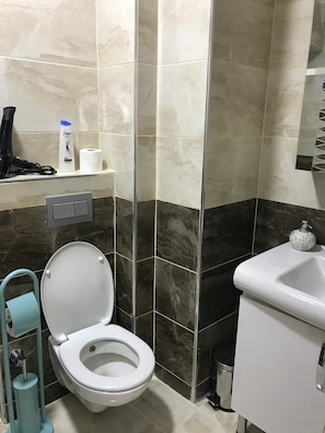 Apartment, 1 Schlafzimmer, Nichtraucher | Badezimmer | Dusche, Haartrockner, Hausschuhe, Handtücher