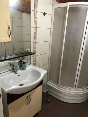 อพาร์ทเมนท์, 1 ห้องนอน, ปลอดบุหรี่ | ห้องน้ำ | ฝักบัว, ไดร์เป่าผม, รองเท้าสวมภายในห้อง, ผ้าเช็ดตัว