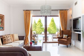 Villa | Sala de estar | Televisión de pantalla plana, chimenea, Netflix y reproductor de DVD 