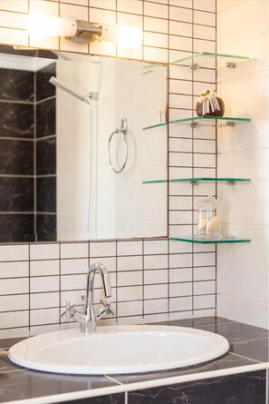 Villa | Bagno | Vasca da bagno a immersione totale, set di cortesia gratuito