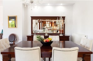 Villa | In-room dining