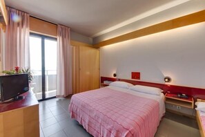 Habitació doble, balcó, vistes al mar | Caixa forta a l'habitació, bressols, wifi gratuïta i roba de llit 