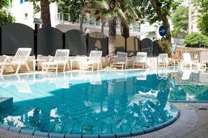 Seasonal outdoor pool, open 9:30 AM to 12:30 PM, sun loungers - Hotel Giglio (Rimini)