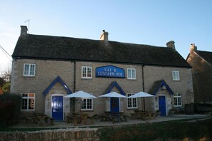 Exterior - Cat and Custard Pot Inn (Tetbury)