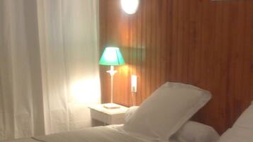 Double Room Single Use | Desk, blackout drapes, soundproofing, free WiFi
