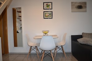 Full-size fridge, microwave, oven, stovetop - Ferienwohnung Resit 1 (Wunstorf)