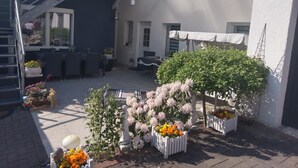 An outdoor patio area with a staircase, seating, and potted plants. - Ferienwohnung Resit 1 (Wunstorf)