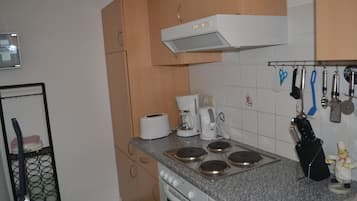 Apartamento | Cozinha privada | Geladeira grande, micro-ondas, fogão, cooktop