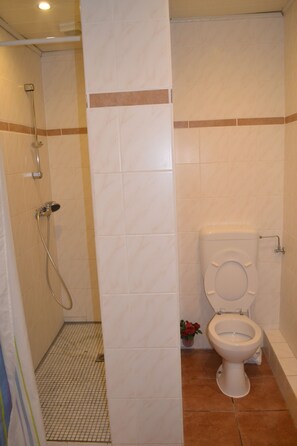 Apartment | Bathroom | Shower, free toiletries, hair dryer, towels - Ferienwohnung Resit 1 (Wunstorf)