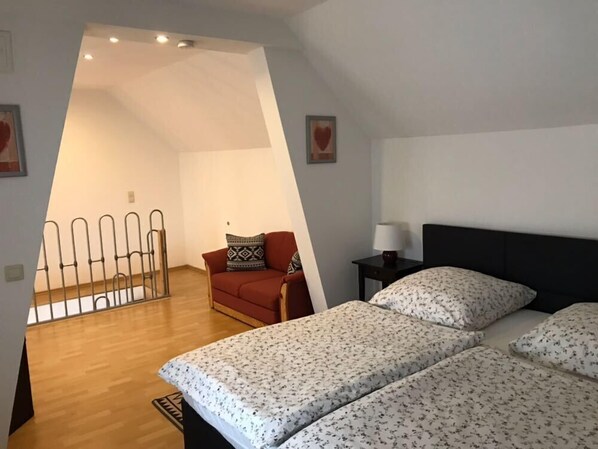 Apartment | In-room safe, desk, soundproofing, iron/ironing board - Ferienwohnung Resit 1 (Wunstorf)