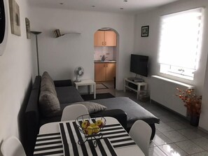 Apartment | Living room | Flat-screen TV, DVD player - Ferienwohnung Resit 1 (Wunstorf)