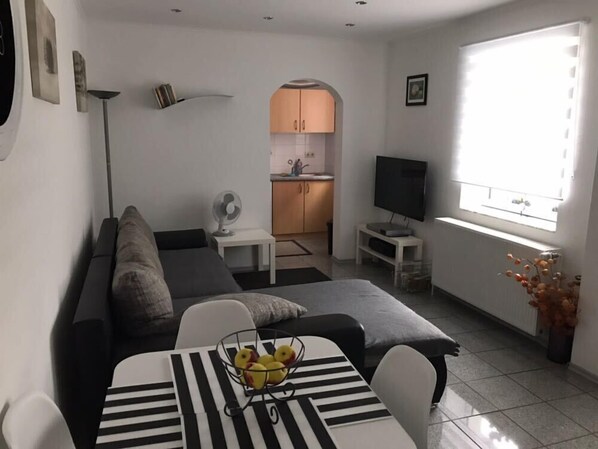 Apartment | Living room | Flat-screen TV, DVD player