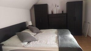 In-room safe, desk, soundproofing, iron/ironing board - Ferienwohnung Resit 1 (Wunstorf)