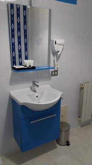 Artículos de tocador gratuitos, secador de pelo, bidet, toallas