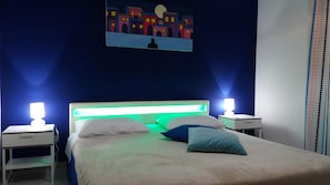 Decoración personalizada, muebles diferentes, escritorio y wifi gratis