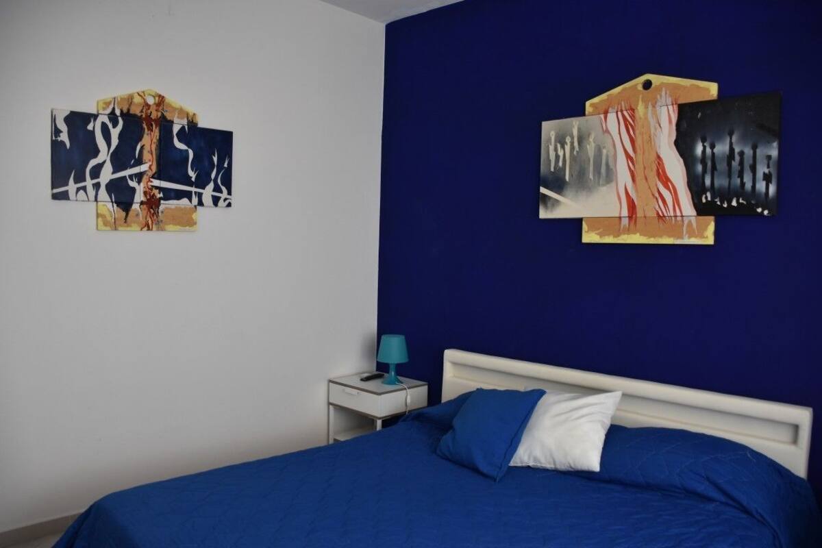 Decoración personalizada, muebles diferentes, escritorio y wifi gratis