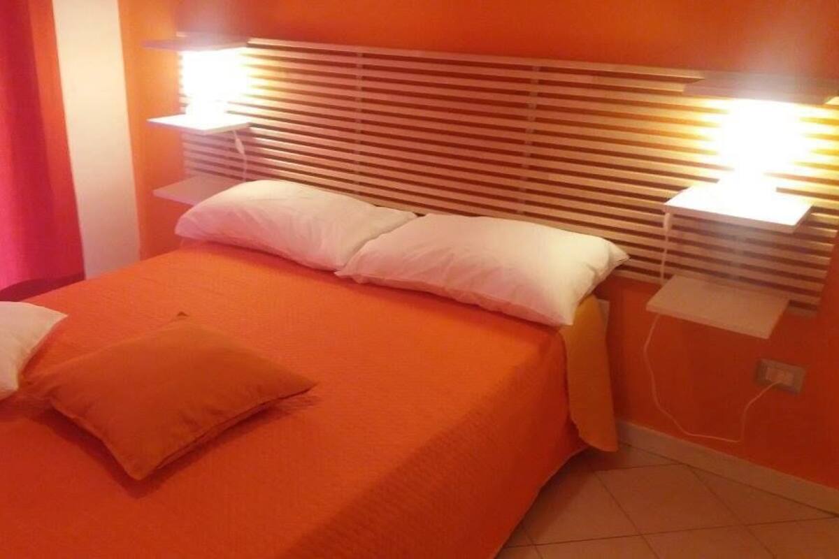 Decoración personalizada, muebles diferentes, escritorio y wifi gratis