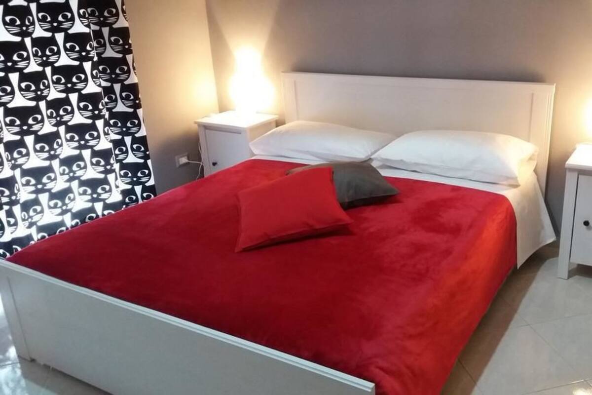Decoración personalizada, muebles diferentes, escritorio y wifi gratis