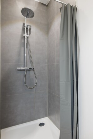 Combined shower/tub, hair dryer, towels, soap - POHA Stay Aachen (Aachen)