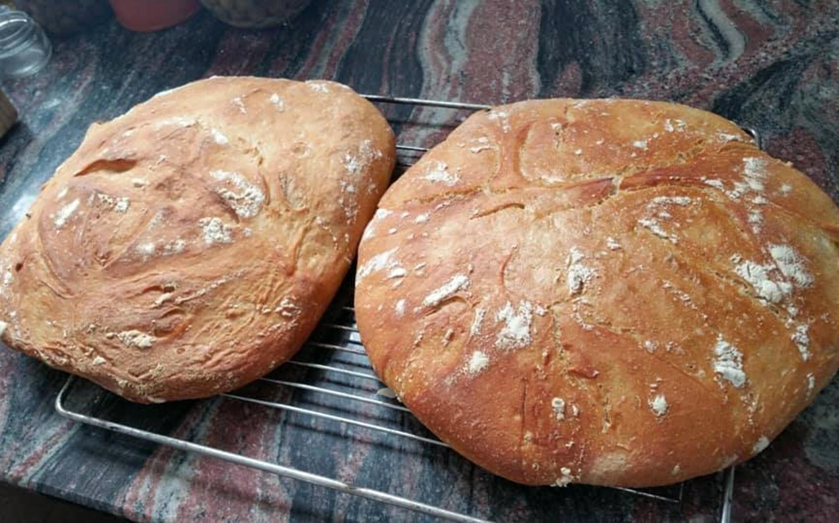 Due filoni di pane su una gratella.