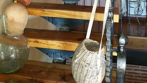 Un escalier en bois agrémenté d’un panier suspendu et de divers objets décoratifs.
