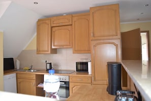 Apartment | Eigene Küche | Großer Kühlschrank, Mikrowelle, Ofen, Herdplatte