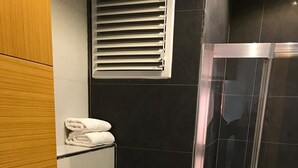 Shower, hair dryer, slippers, towels - Golden Arrow Suit 2 (Istanbul)