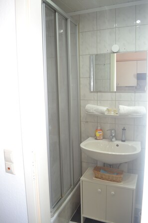 Apartment | Bathroom | Shower, free toiletries, hair dryer, towels - Ferienwohnung Resit 3 (Wunstorf)